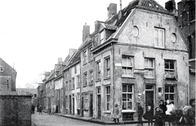 <p>Foto uit 1915 van het in 1976 gesloopte huis Nieuwstad 74 op de hoek van de Tengnagelshoek. Uiterst rechts is nog net een stukje van de linker topgevel van de St. Annaschool te zien (M. Groothedde, Het archeologisch onderzoek in de Dieserstraat (1999-2000), over bouwen en wonen van rijke burgers, vrome kerkmeesters en arme lieden, ZAP 8, Zutphen 2000 p.22)</p>
